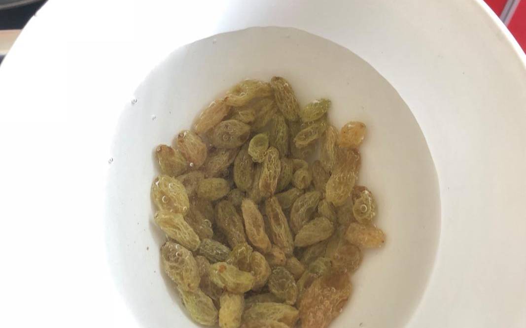 吃葡萄干能喝茶叶水吗,葡萄干可以泡茶喝吗